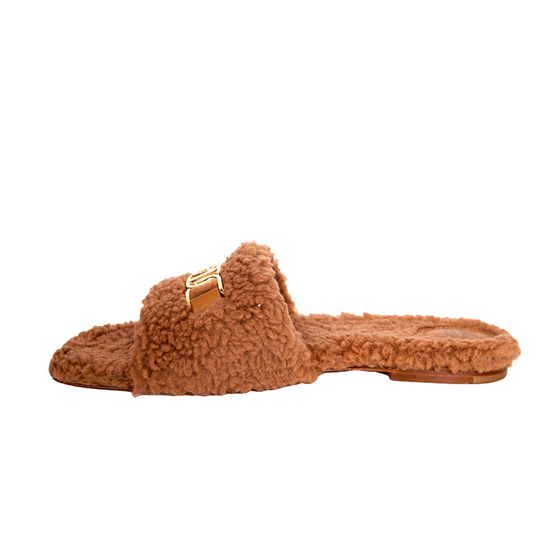 37 NEW $490 MCM Tan-Brown Italian Fx Fur TRAVIA MCM GOLD LOGO Flat Slide SANDALS