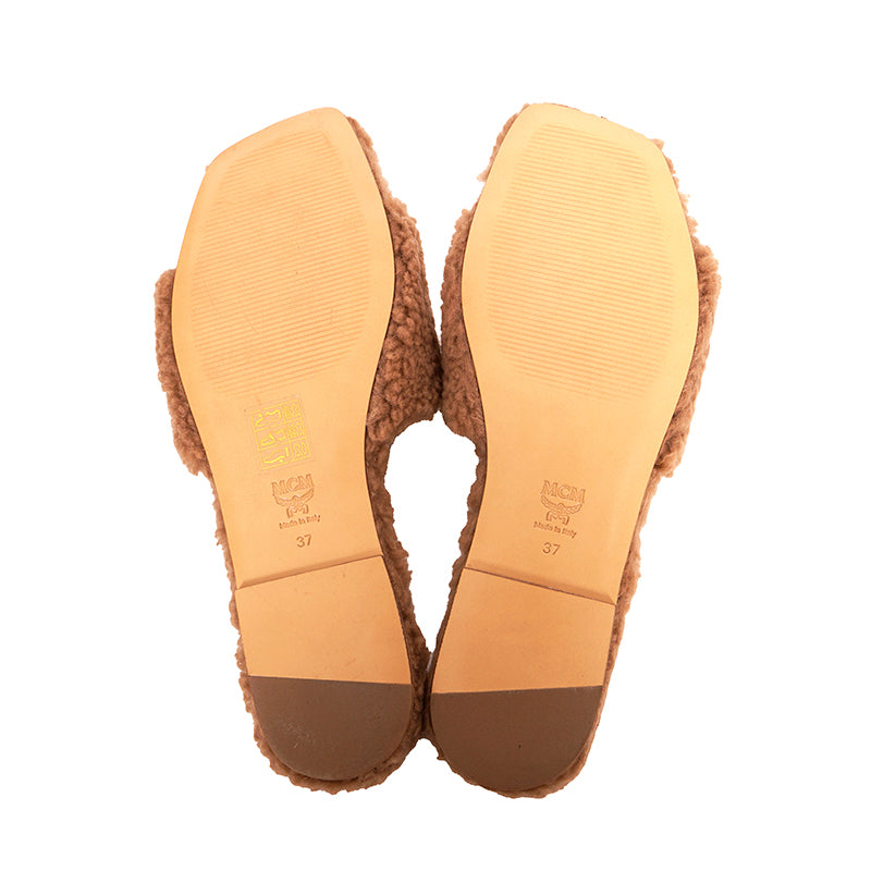 37 NEW $490 MCM Tan-Brown Italian Fx Fur TRAVIA MCM GOLD LOGO Flat Slide SANDALS