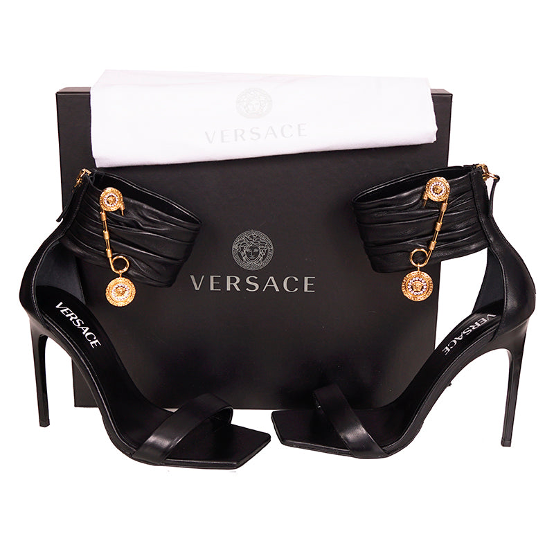 sz 38.5 NEW $1,275 VERSACE Black Leather LOGO SAFETY PIN Stiletto 108 SANDALS HEELS