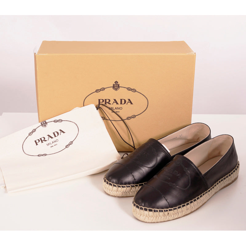 37 NEW $950 PRADA Black Leather EMBOSSED LOGO CREST Summer FLATS ESPADRILLE NIB