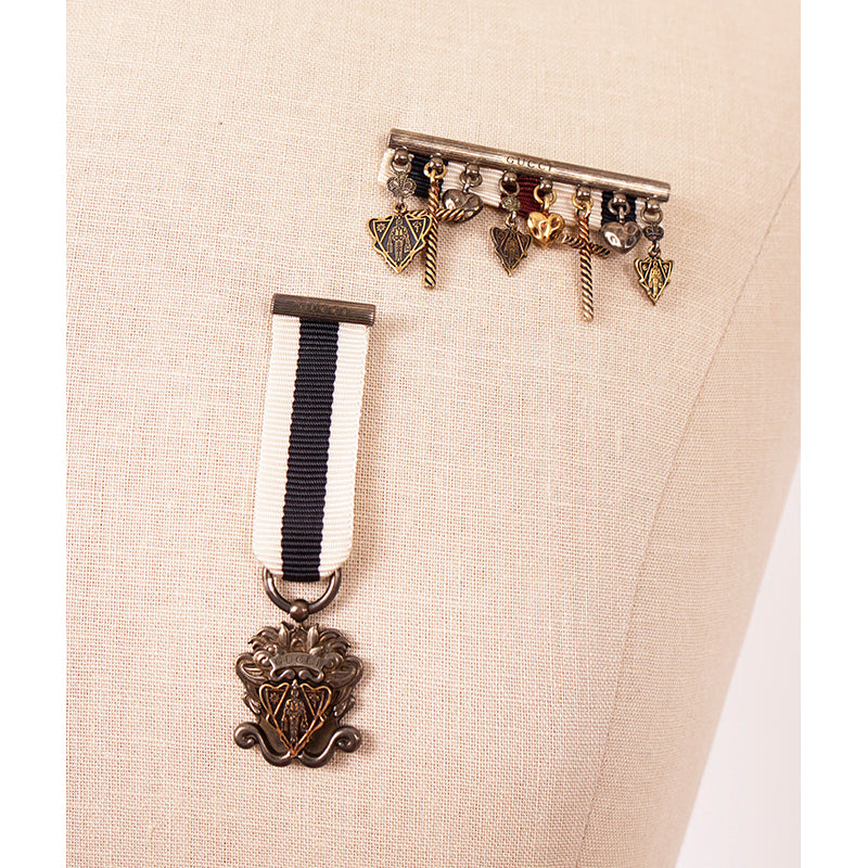 NEW $595 GUCCI Aged Sterling Silver HYSTORIA KNIGHT CREST Heart Charm BROOCH PIN