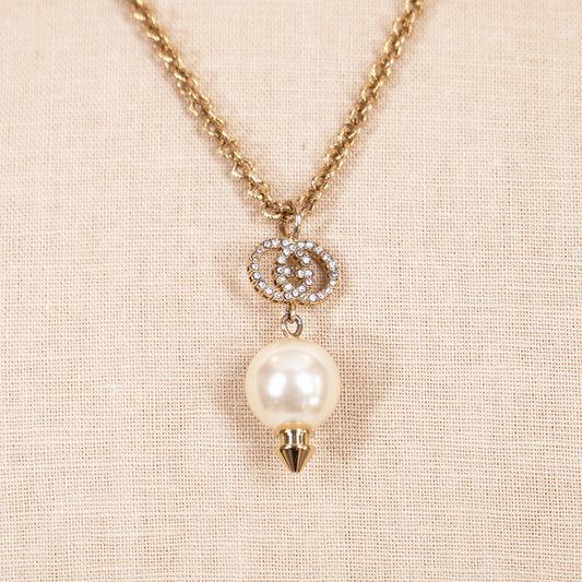 NEW $520 GUCCI Gold Tone Brass FAUX PEARL & CRYSTAL LOGO GG Pendant NECKLACE NIB