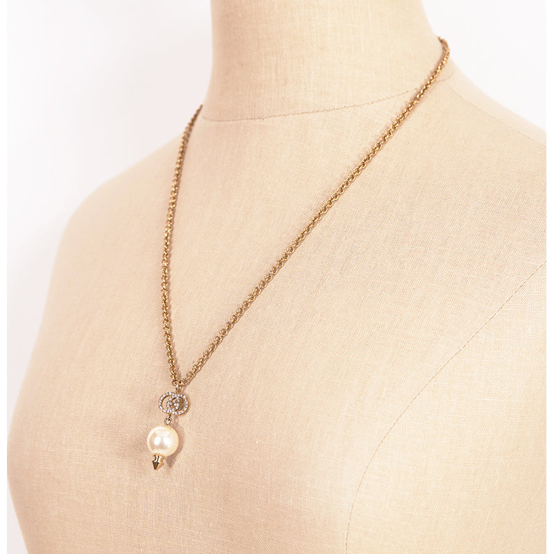 NEW $520 GUCCI Gold Tone Brass FAUX PEARL & CRYSTAL LOGO GG Pendant NECKLACE NIB
