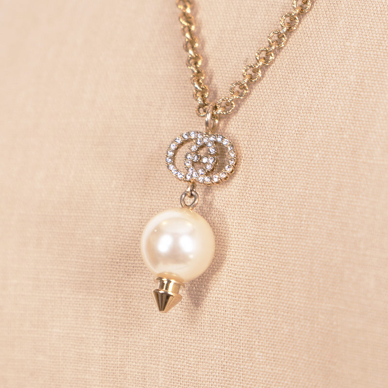 NEW $520 GUCCI Gold Tone Brass FAUX PEARL & CRYSTAL LOGO GG Pendant NECKLACE NIB