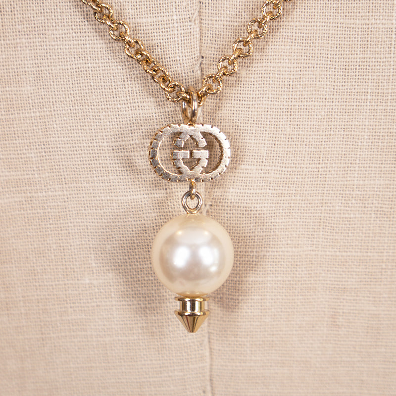 NEW $520 GUCCI Gold Tone Brass FAUX PEARL & CRYSTAL LOGO GG Pendant NECKLACE NIB