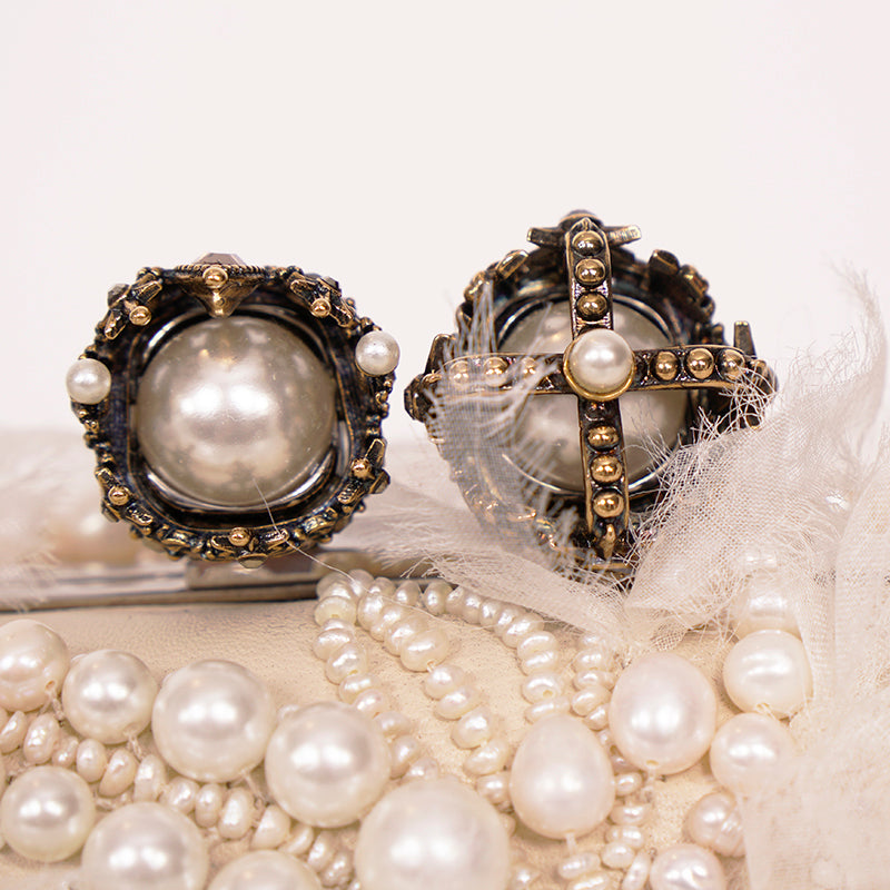 RETIRED $4,990 ALEXANDER MCQUEEN Ivory Leather Pearl KING QUEEN SKULL Clutch BAG