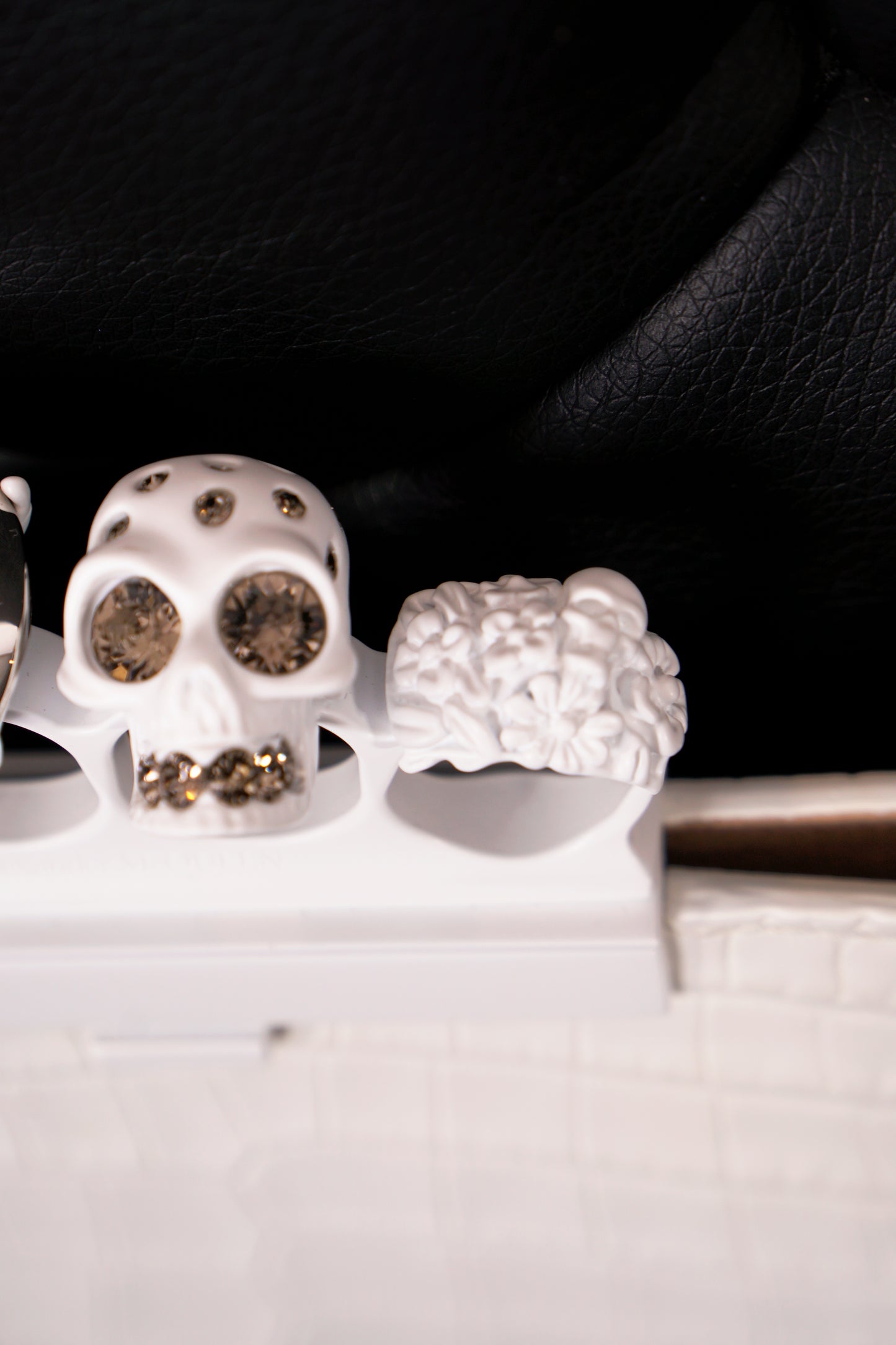 NEW $2190 ALEXANDER MCQUEEN Matte White Croc JEWELED KNUCKLE 4 Ring SKULL BAG