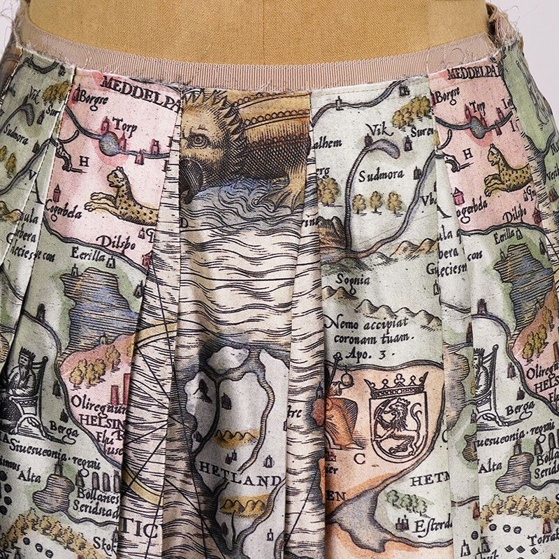 XS NEW $4200 GUCCI RUNWAY Vintage SEA MAP 100% silk SATIN A Frame PLEATED SKIRT