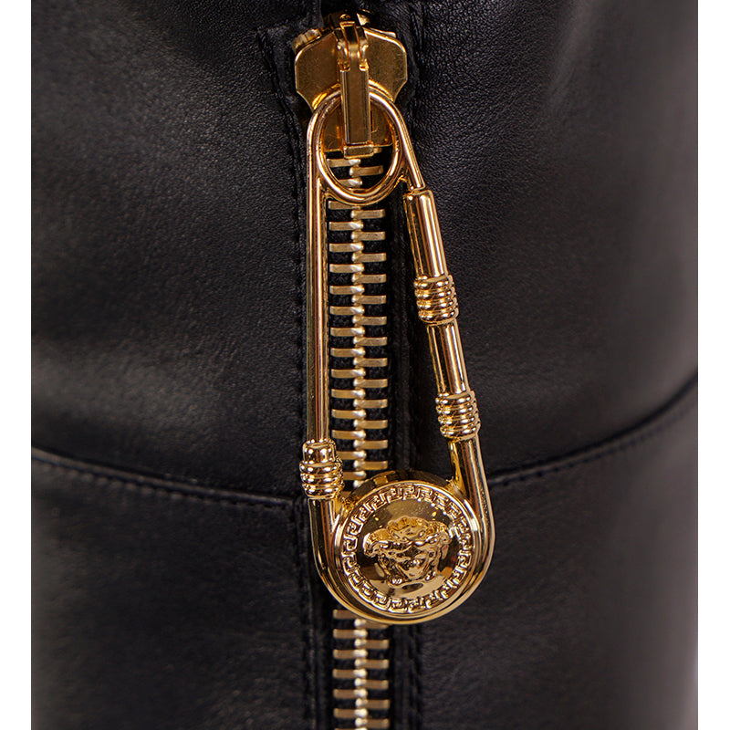 ブーツその他 VERSACE STIVALE IN PELLE CON SAFETY PIN Versace Safety Pin Boot in Calfskin Leather – LOZURI®